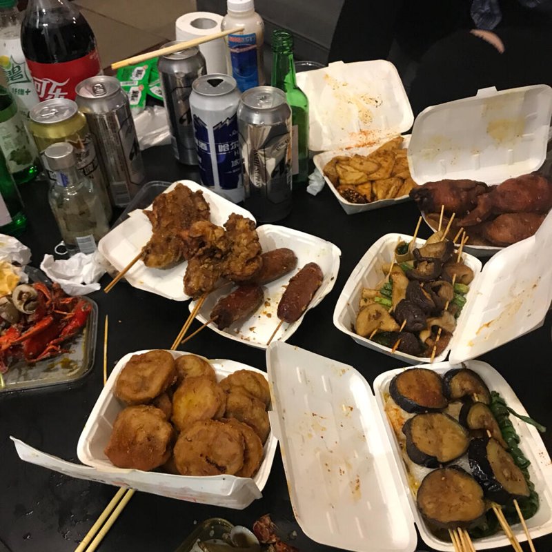 夜色降临下的味蕾盛宴 —— 夜宵外卖的兴起